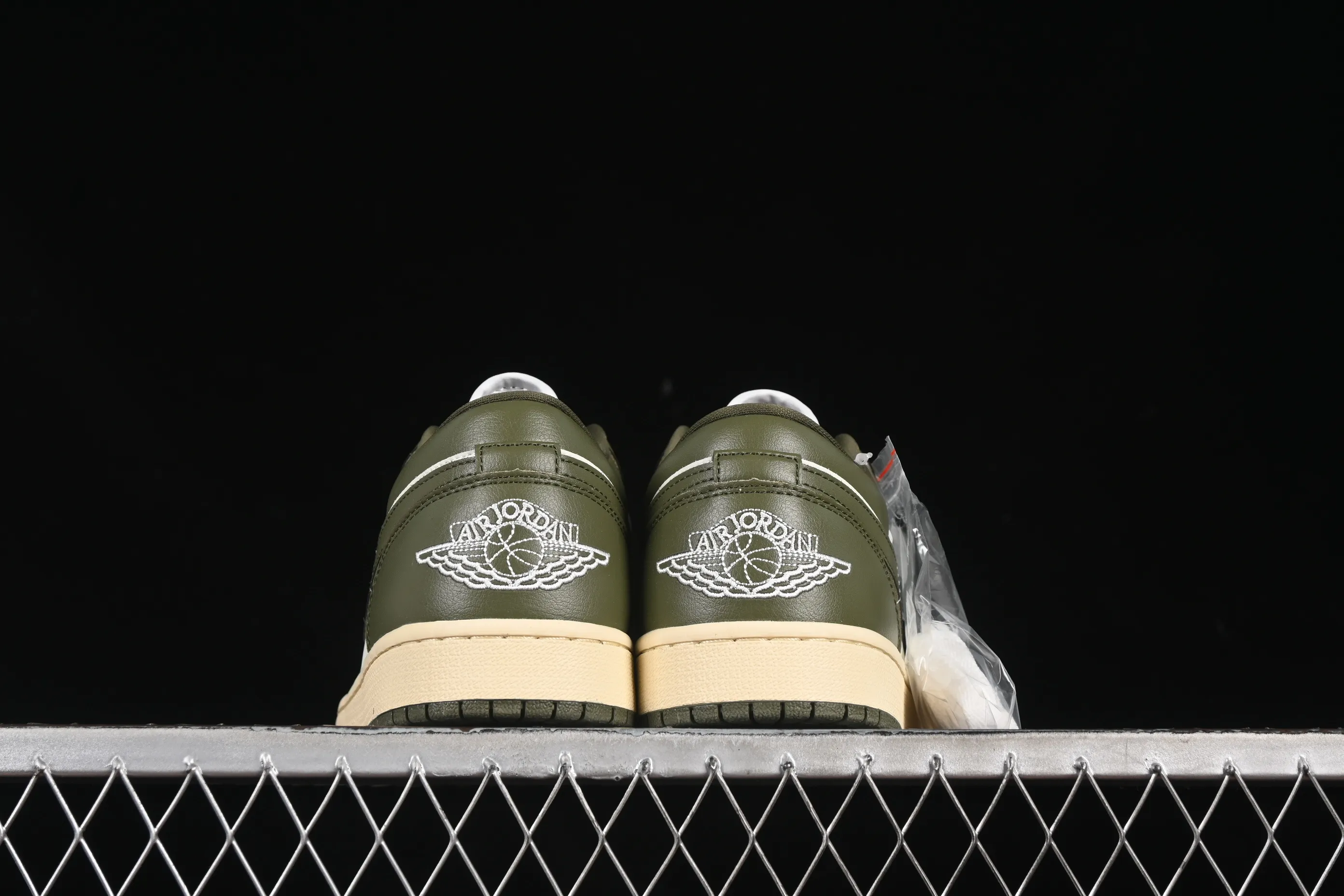 All categories Air Jordan Jordan series basketball shoes Air Jordan 1 Low Air Jordan 1 Low AJ1 Joe 1 army green and white low-top cultural and leisure sports sneakers DC0774-122